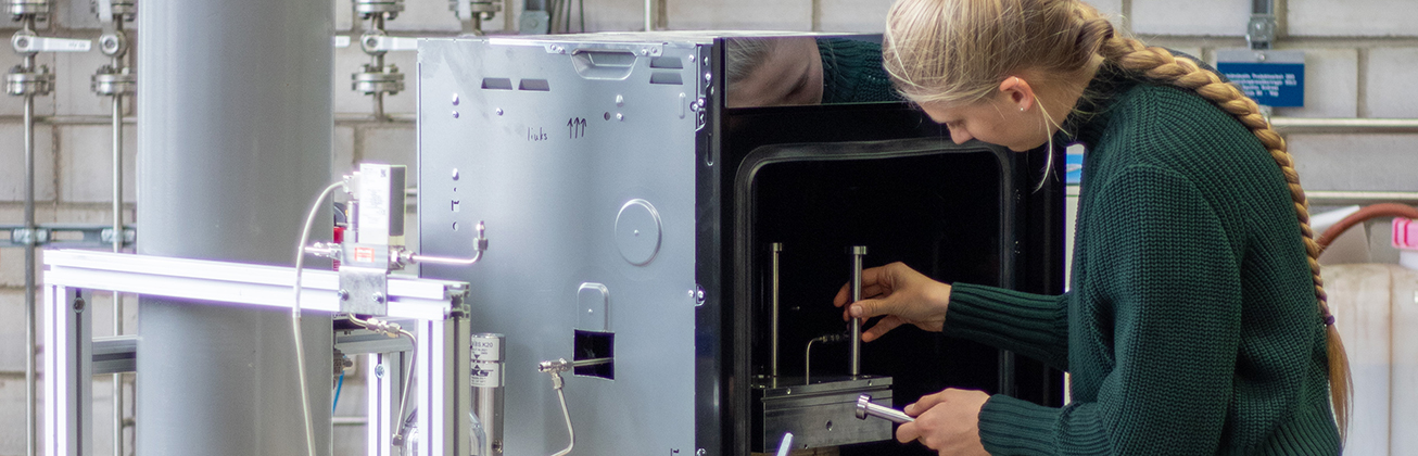 Eine Master-Studentin arbeitet an ihrem Experiment im Thermolabor.