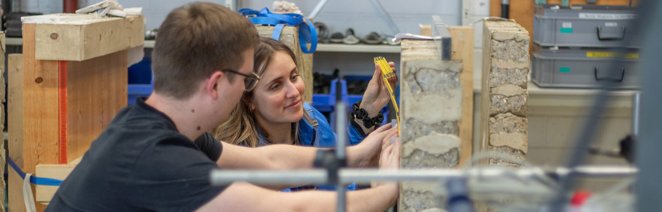 Versuchsaufbau mit Lehmsteinmauern im Prüflabor