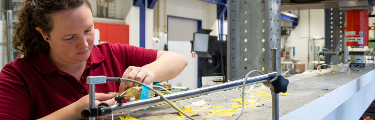 Versuchsaufbau mit Beton im Prüflabor