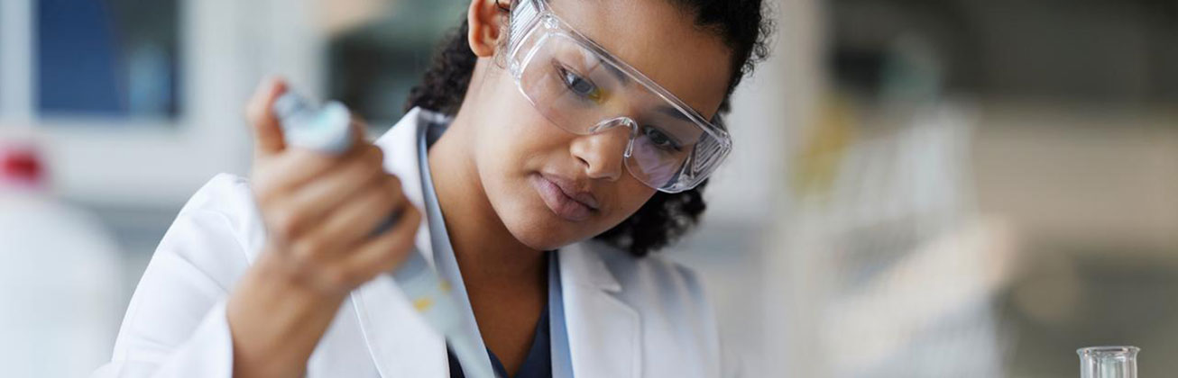 Eine Forscherin im Medizintechnik-Labor