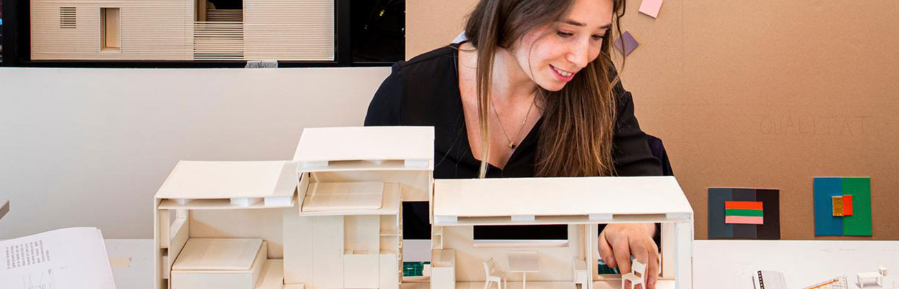 Eine junge Forscherin mit einem Modell zu Raumkomfort