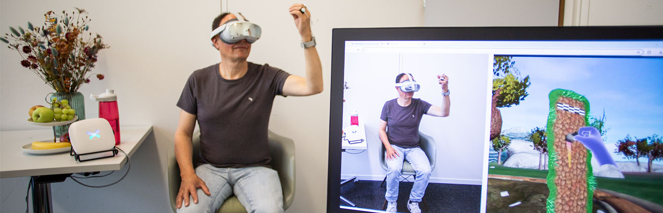 Mann macht Reha-Übungen mit VR-Brille