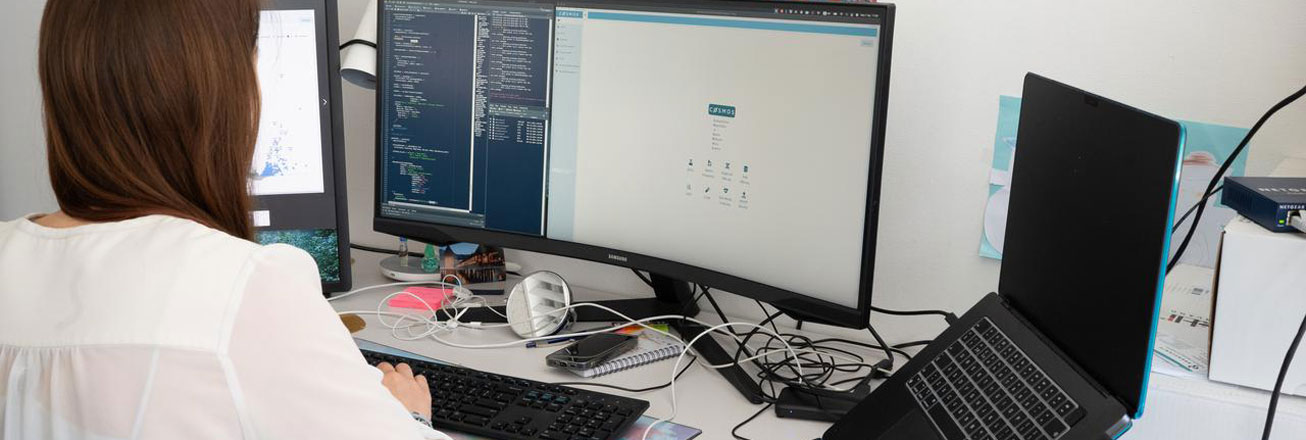 Bioinformatikerin bei der Arbeit