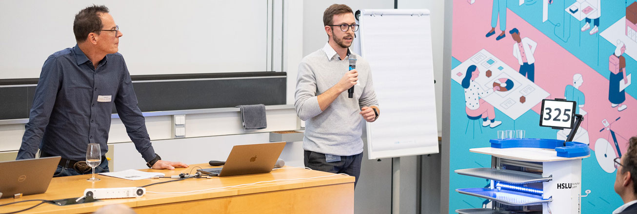 Christoph Eck und Manuel Vogel halten einen Vortrag am Abend der Wirtschaft über mobile Robotik im Gesundheitswesen