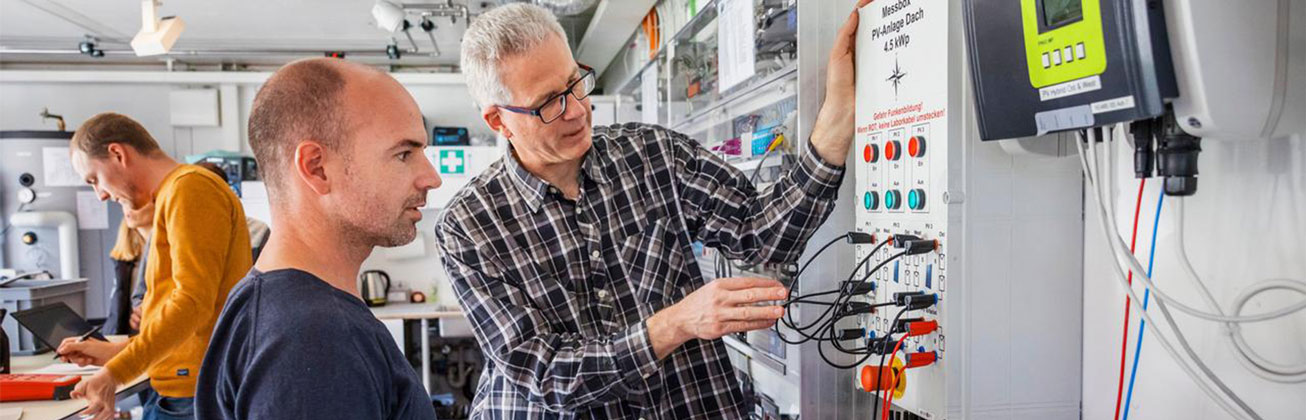 Wissenschaftler im Forschungslabor für das Gebäude-Elektro-Engineering