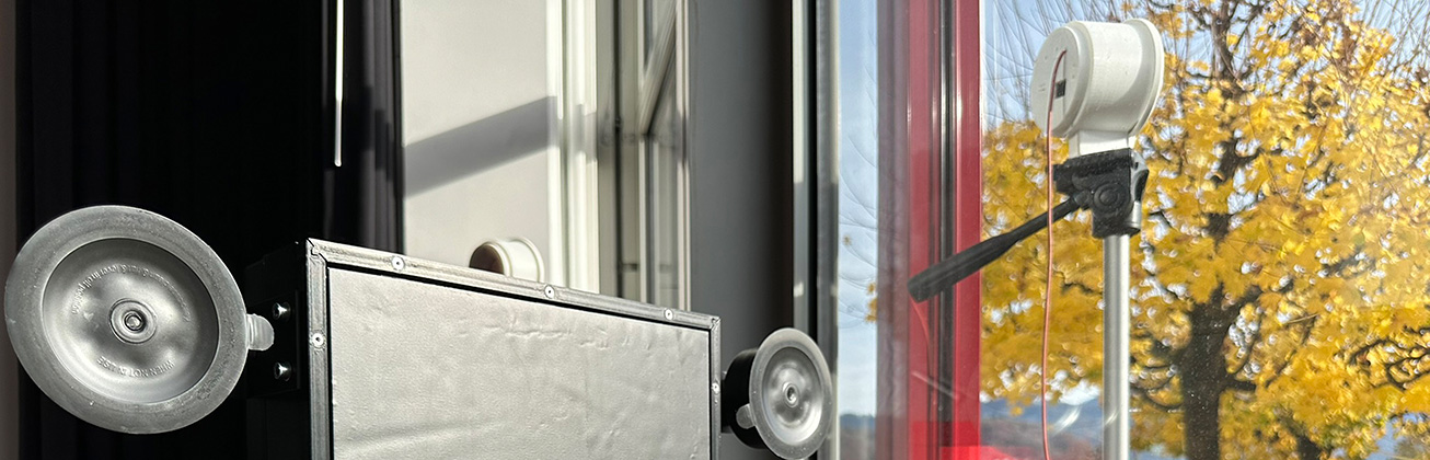 Messgerät für In-situ g-Wert-Messung am Fenster angebracht