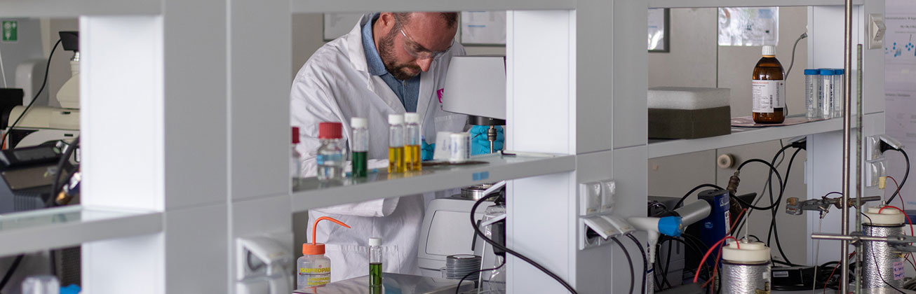 Forscher im Analytiklabor der HSLU