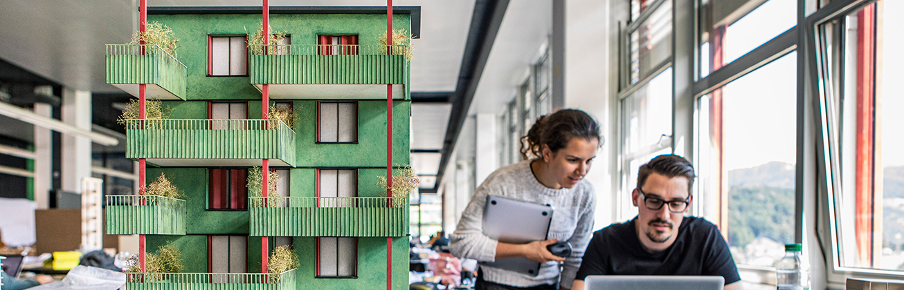 Studierende der Architektur bei einem Gespräch im Atelier