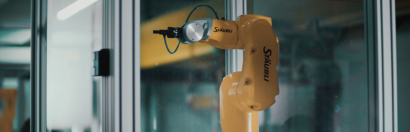 Gelber Roboterarm