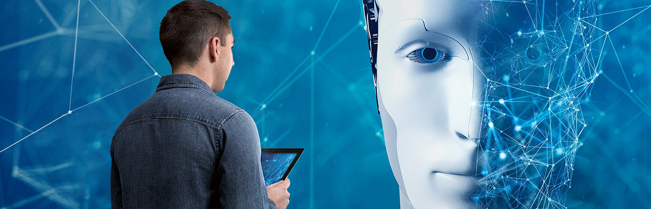 Mann mit Laptop vor Digital Twin eines Menschen