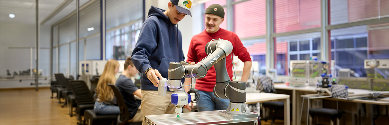 Studierende im Modul Automation und Robotik des Studiengangs Elektrotechnik und Informationstechnologie