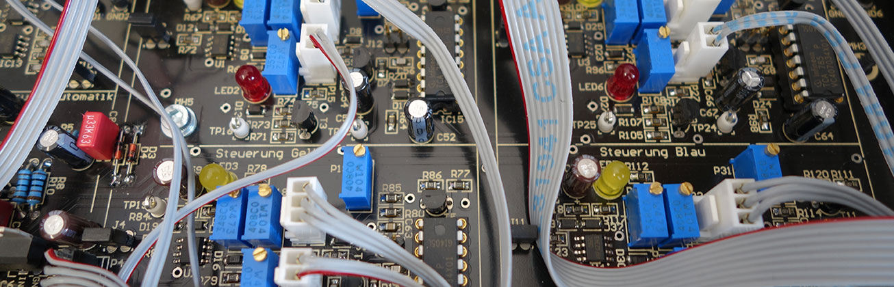 Eine Leiterplatte mit Kabeln