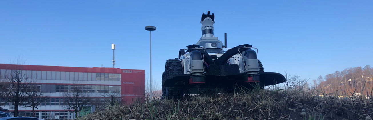 Ein S-bot vor dem Departement Technik und Architektur