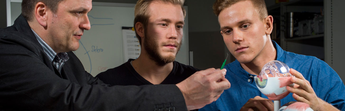 Das Studium der Medizintechnik verbindet die Ingenieurwissenschaften mit der Humanbiologie und befähigt die Studierenden, am Innovationsprozess von Medizinprodukten mitzuwirken.