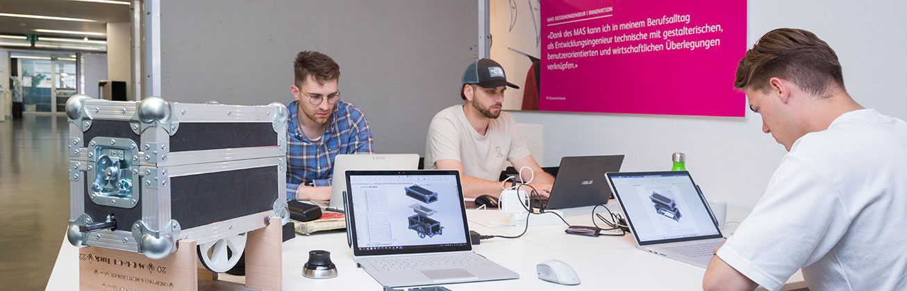Drei Studierende arbeiten an Laptops in einem Co-Working-Space