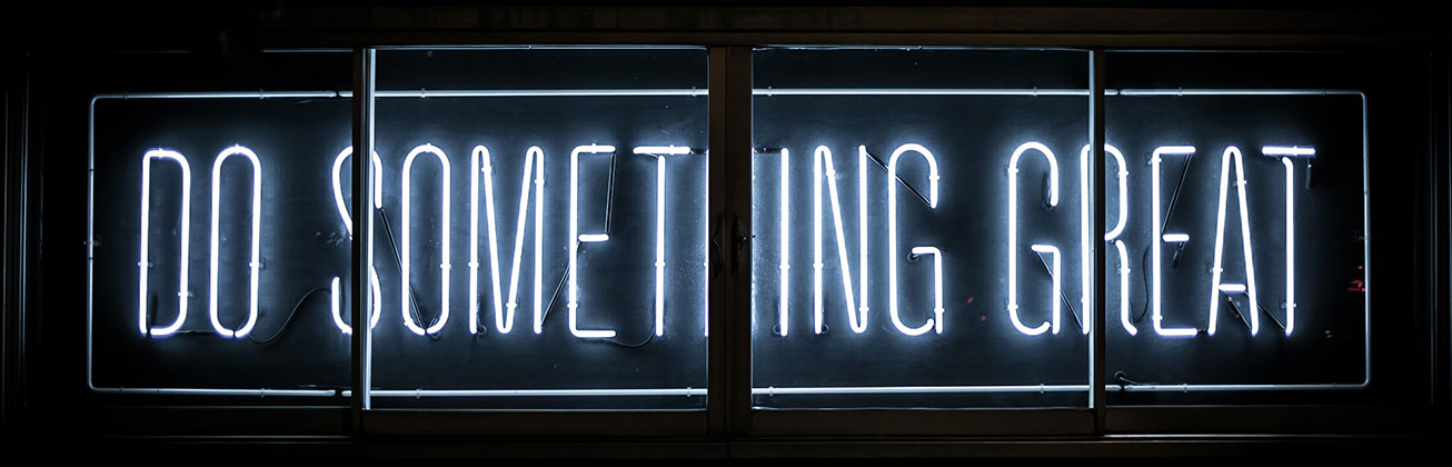 Foto zeigt eine Leuchtreklame, auf der 