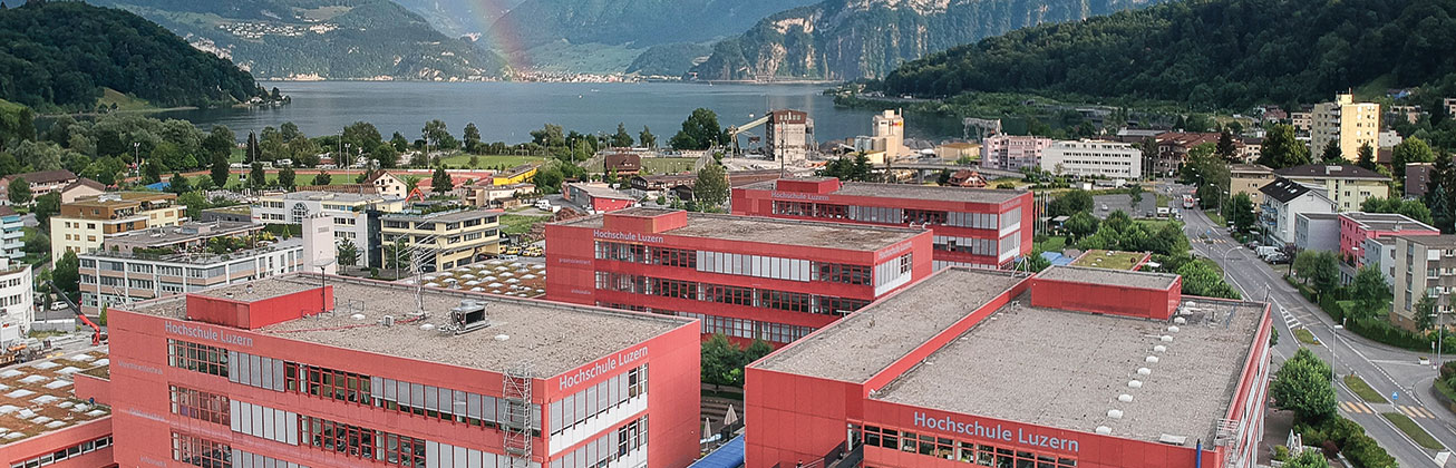 Foto zeigt eine Luftaufnahme vom Campus in Horw mit Seeblick.