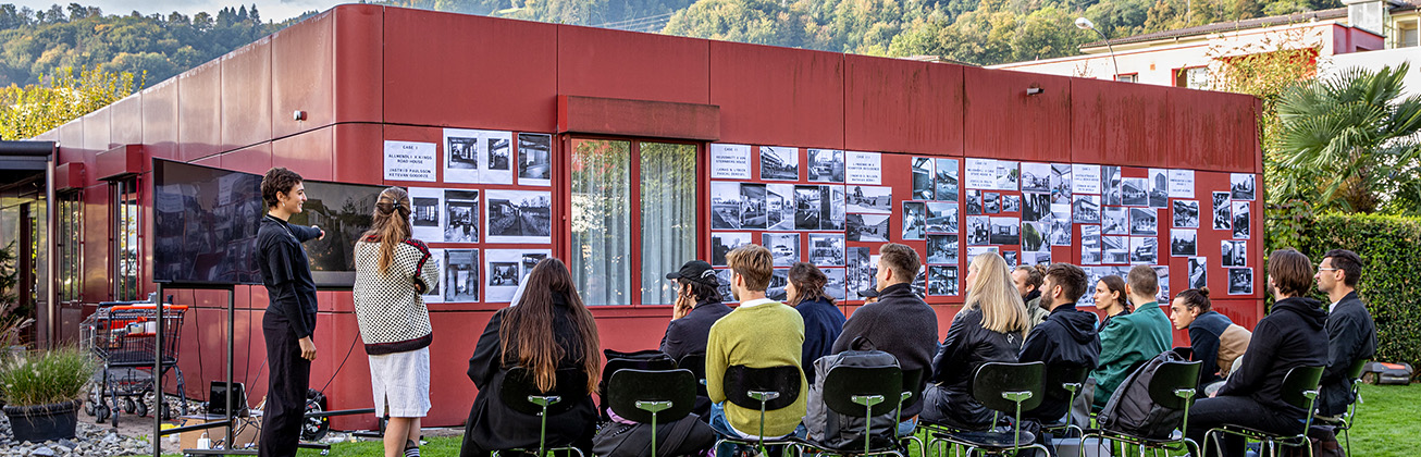 Sicht auf das Architekturstudio draussen.