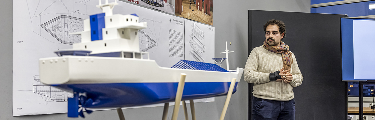 Der Masterstudent in Architektur zeigt in seiner Schlusskritik seine Arbeit über das Boot.