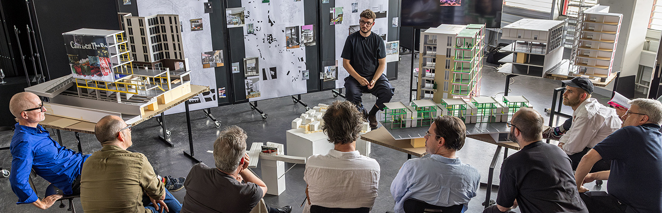 Der Masterstudent in Architektur zeigt sein Modell in der Schlusskritik.