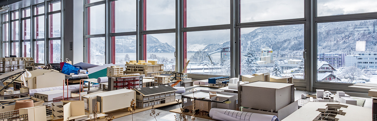 Blick. vom Architektur-Atelier nach draussen in den Schnee.
