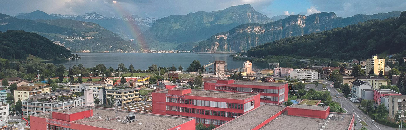 Der Campus Horw mit Blick auf das Stanserhorn und den See mit einem Regenbogen