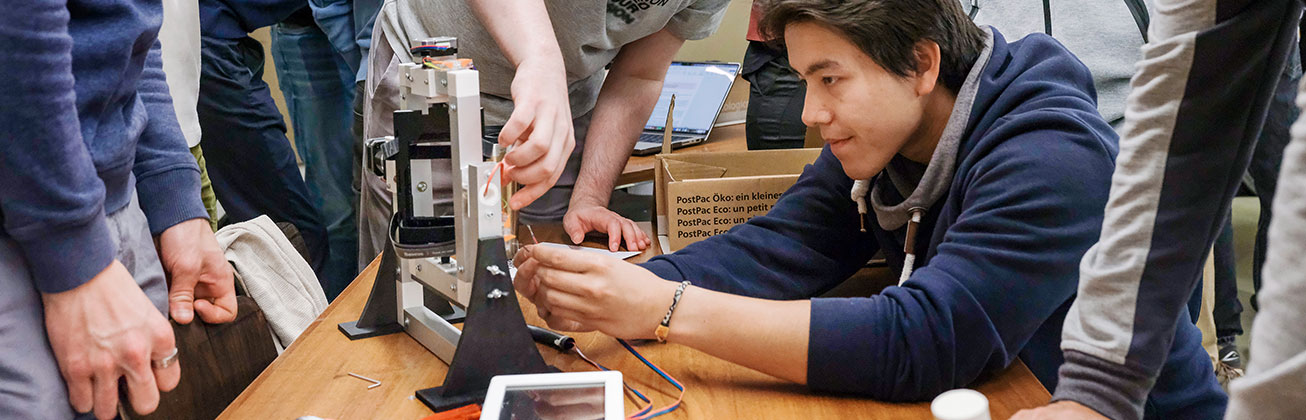 Studierender verkabelt den Prototyp Major Tom