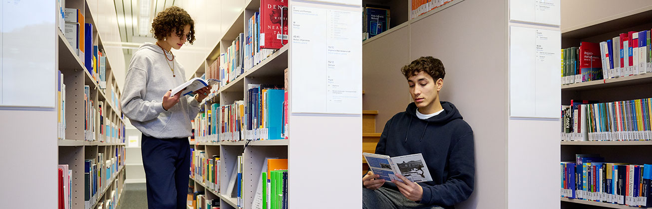 Zwei Studierende in der Bibliothek vom Campus Horw am lesen