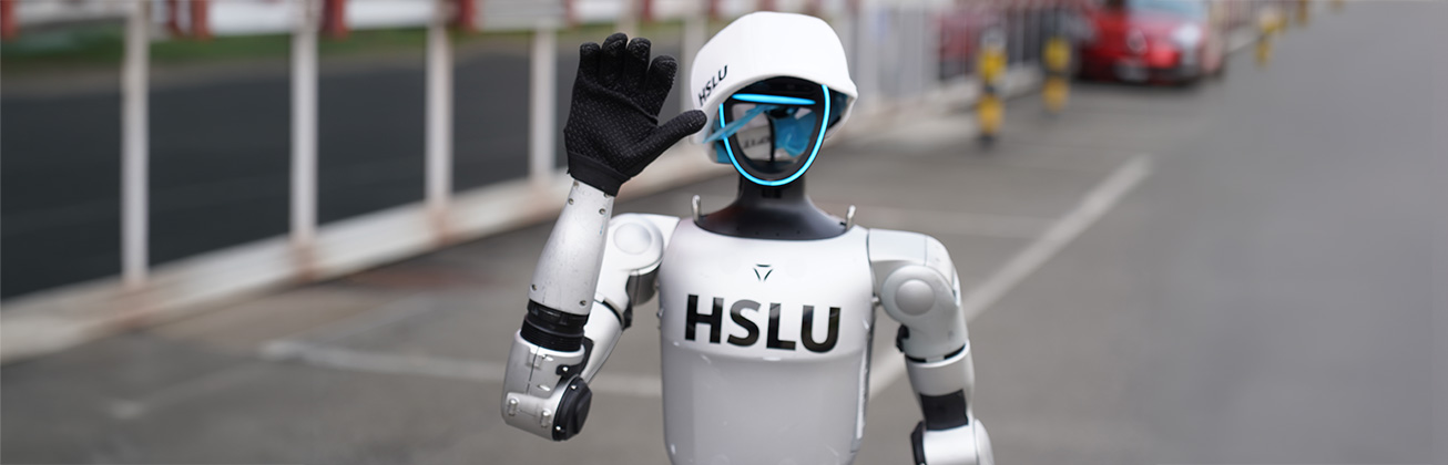 Der humanoide Roboter Thea vor dem Gebäude der HSLU T&A