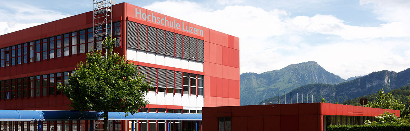 Rotes Campusgebäude in Horw Hochschule Luzern - Technik und Architektur