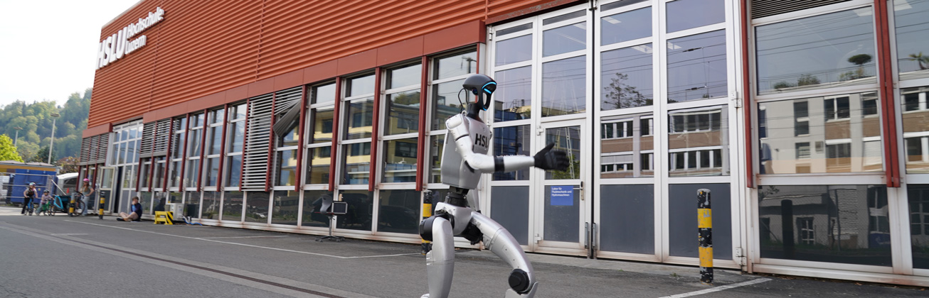 Thea Humanoid rennt über den Campus Horw
