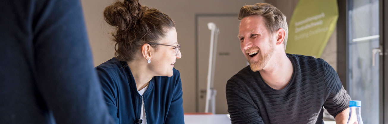 Mann und Frau beim Sprechen