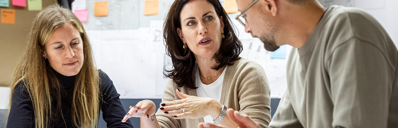 drei Personan am Besprechen