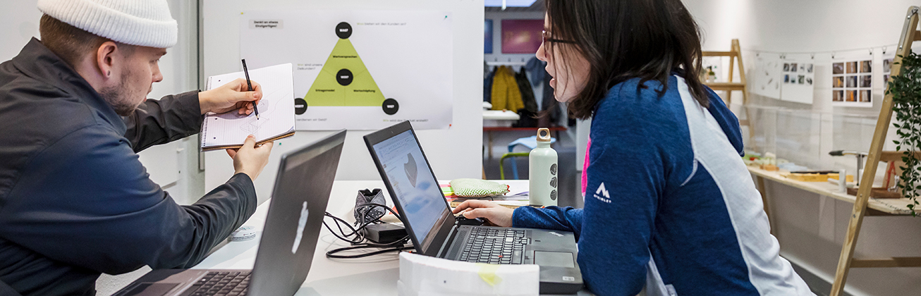 frau und mann mit laptop