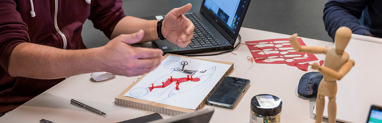 haende mit zeichnung und holzpuppe