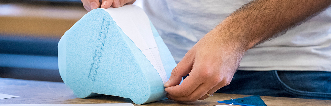 blaues styroporauto noch nicht ausgeschnitten