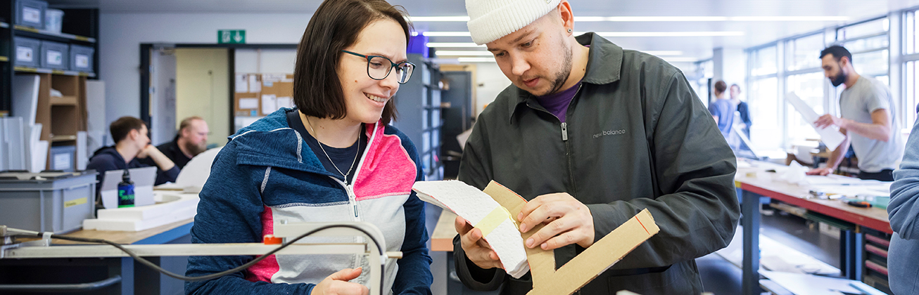 mann und frau in der werkstatt