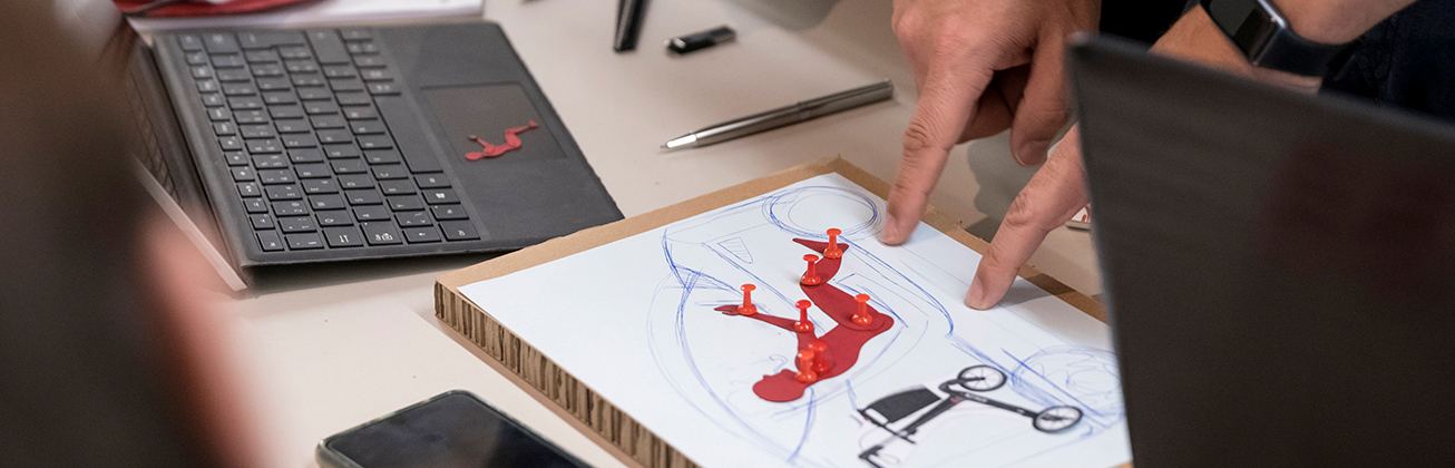 gezeichnete rote puppe auf zeichenpapier