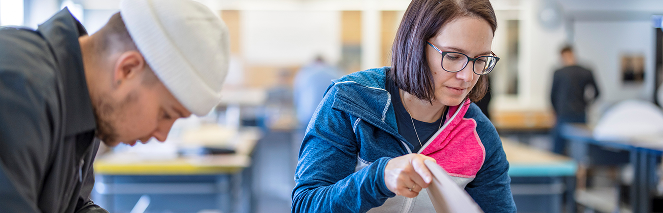 mann und frau in der werktstatt