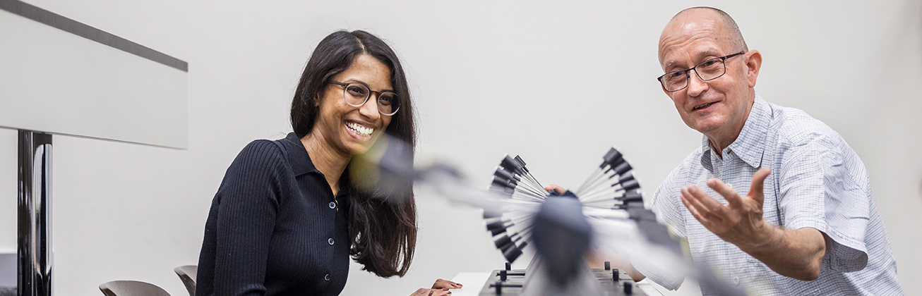 raumkustik dozent und assistentin