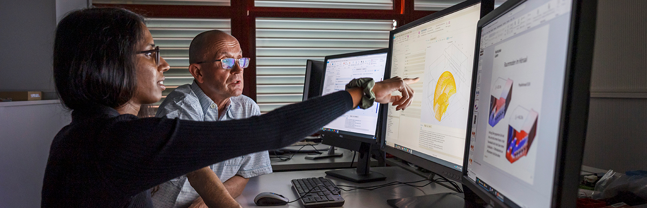 zwei personen am screen mit grafikprogramm