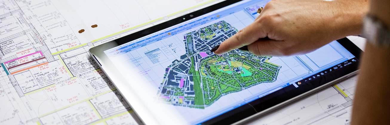 hand zeigt auf plan auf tablet