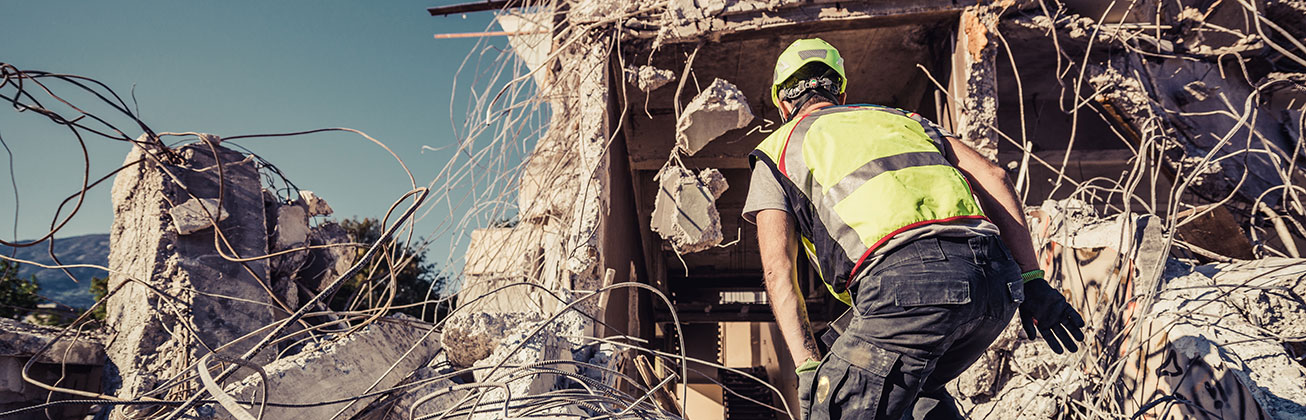 mann in zerschuettetem haus