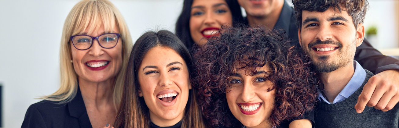 Gruppe Studierende lachen