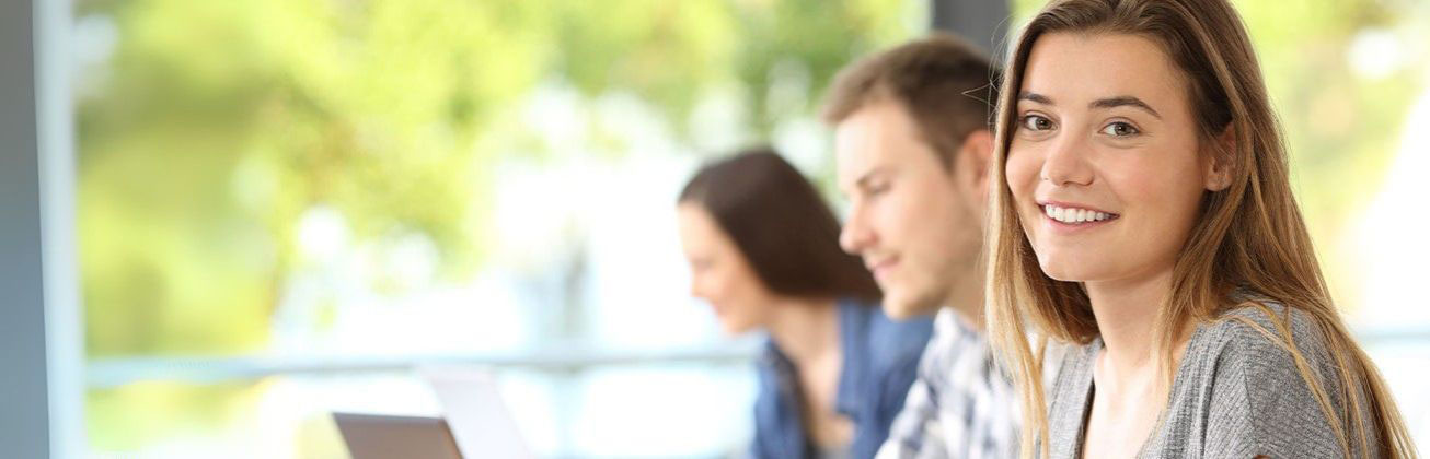 Business-Studentin lächelnd während einer Vorlesung