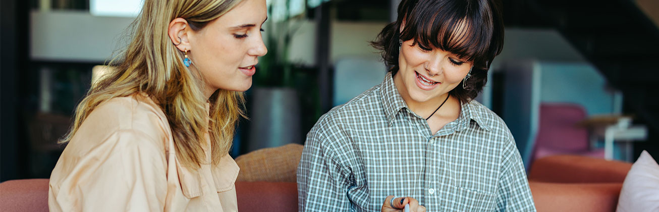 Zwei Business-Studentinnen besprechen etwas