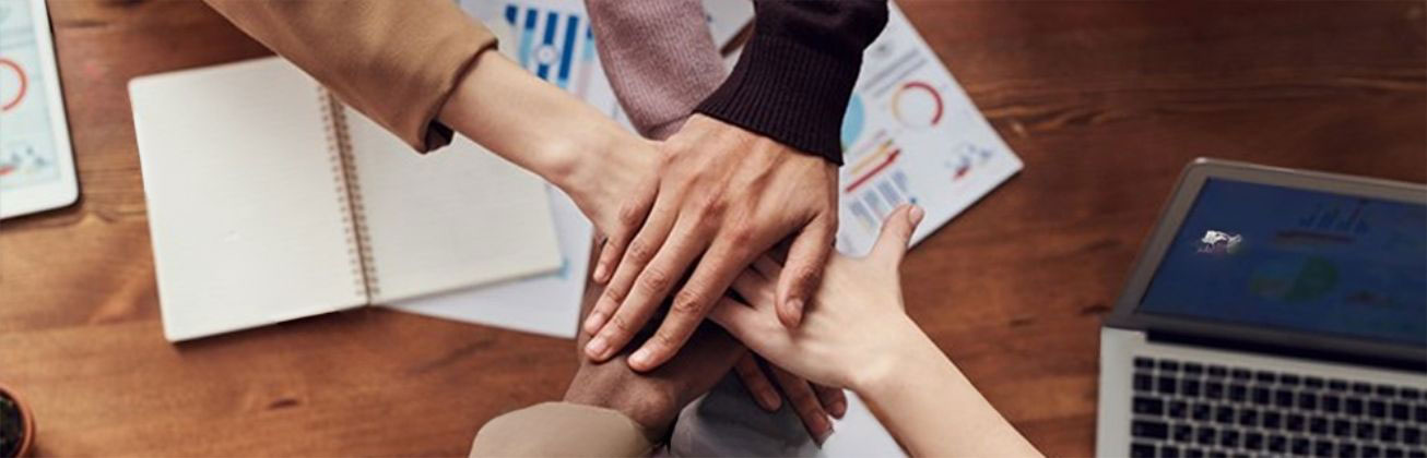 Händestapel von Studierenden