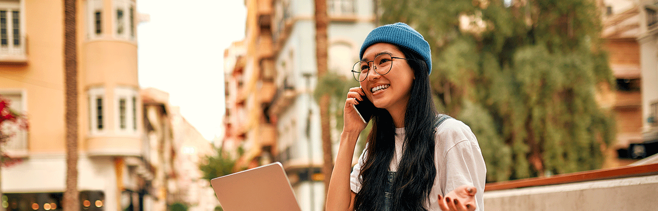 Studentin am Telefon
