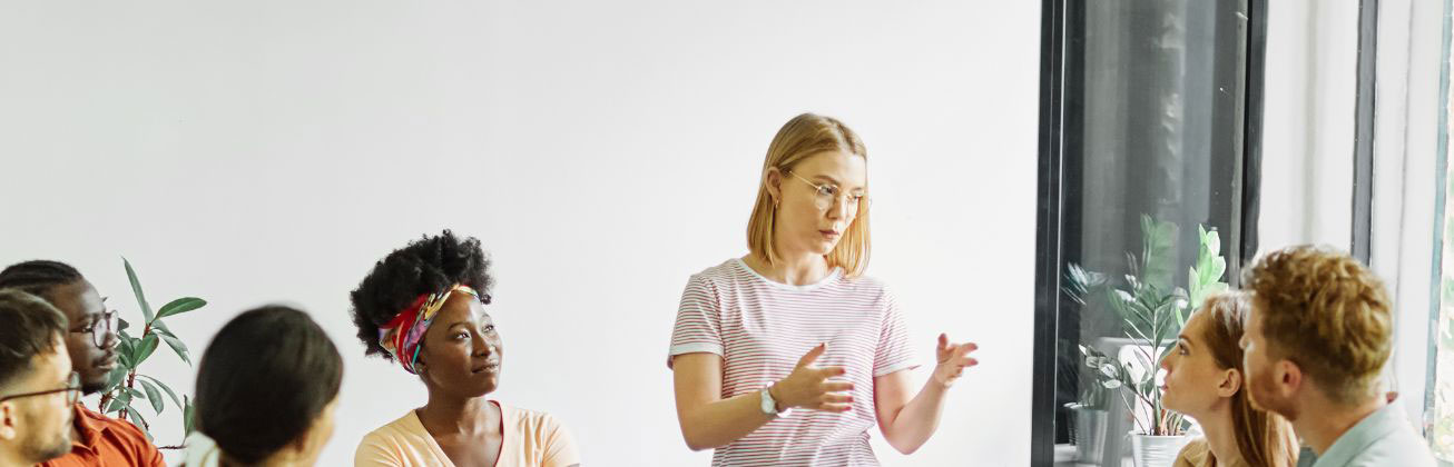 Studierende People Management and Organisation an einer Besprechung