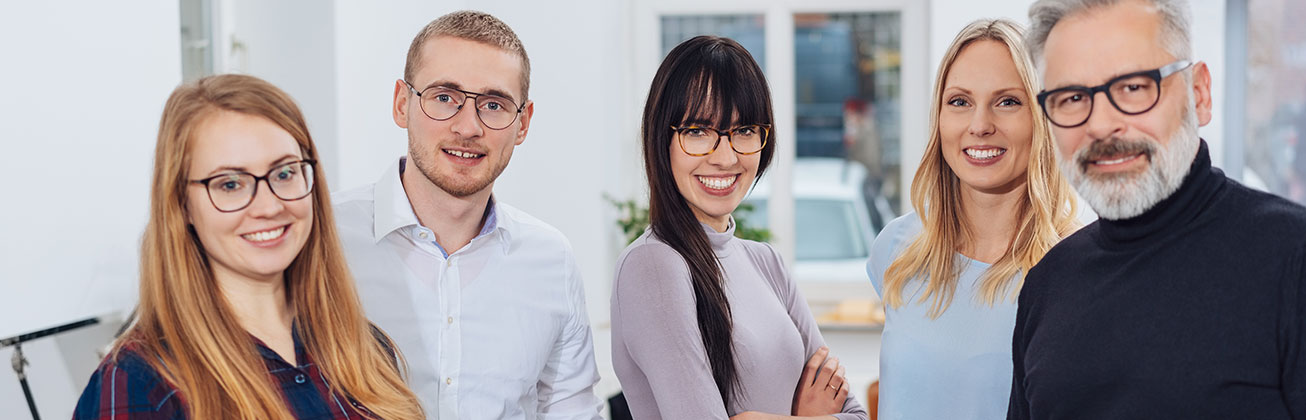 Gruppe Businesspersonen lächelt in die Kamera